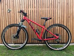 Kvalitní horské kolo na rámu Skull, komponenty Shimano Deore, 1x10, koupeno 4/22, záruka