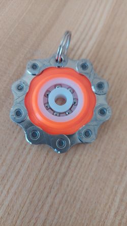 Cyklopřívěšek na klíče - spinner