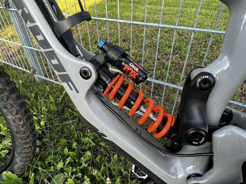 PRODÁM KARBONOVÉ SUPER ENDURO NUKEPROOF GIGA