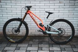 Prodám skoro nové sjezdové kolo Canyon Sender CFR 29" ročník 2022 TOP výbava