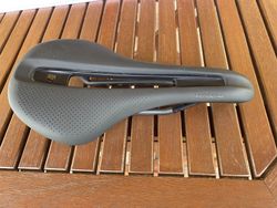 Sedlo Bontrager Verse Pro, karbonové lyžiny, 145 mm.