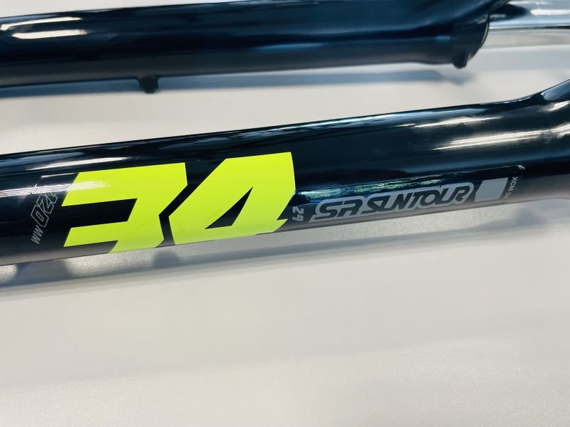 Odpružená vidlice SR Suntour XCM34 NLO DS 27.5“