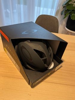 Oakley ARO5 MIPS vel. L (56-60 cm)