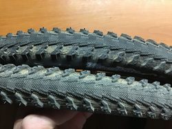 Maxxis Wormdrive 700x42c 75 PSI, kevlar, reflexní proužek, mírně jeté (cena za 2ks)