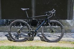 Silniční kolo Specialized Tarmac Disc Sport Gloss Carbon/Chameleon