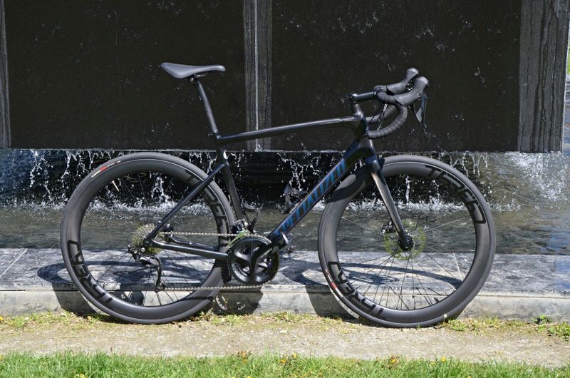 Silniční kolo Specialized Tarmac Disc Sport Gloss Carbon/Chameleon