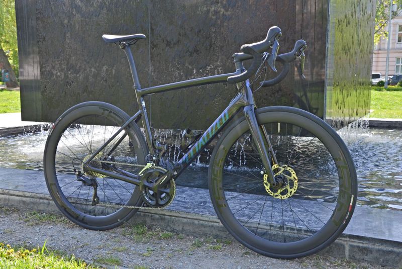 Silniční kolo Specialized Tarmac Disc Sport Gloss Carbon/Chameleon