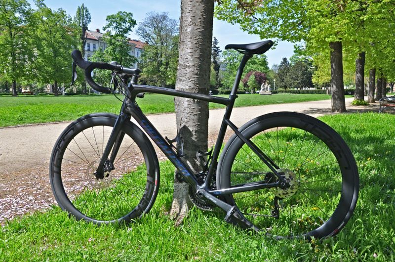 Silniční kolo Specialized Tarmac Disc Sport Gloss Carbon/Chameleon