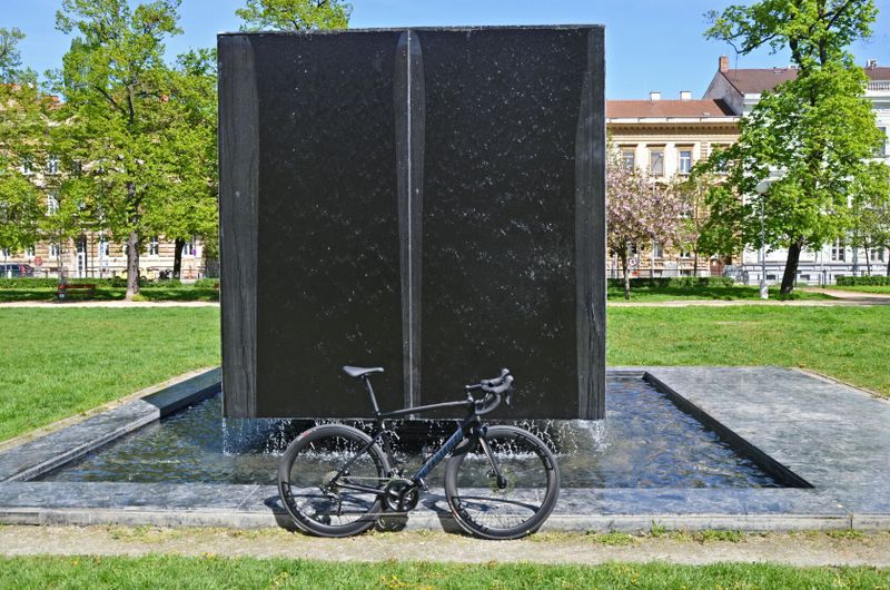 Silniční kolo Specialized Tarmac Disc Sport Gloss Carbon/Chameleon