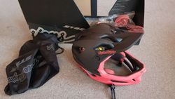 Troy Lee Designs Stage Mips přilba Stealth Black/Pink Nová!