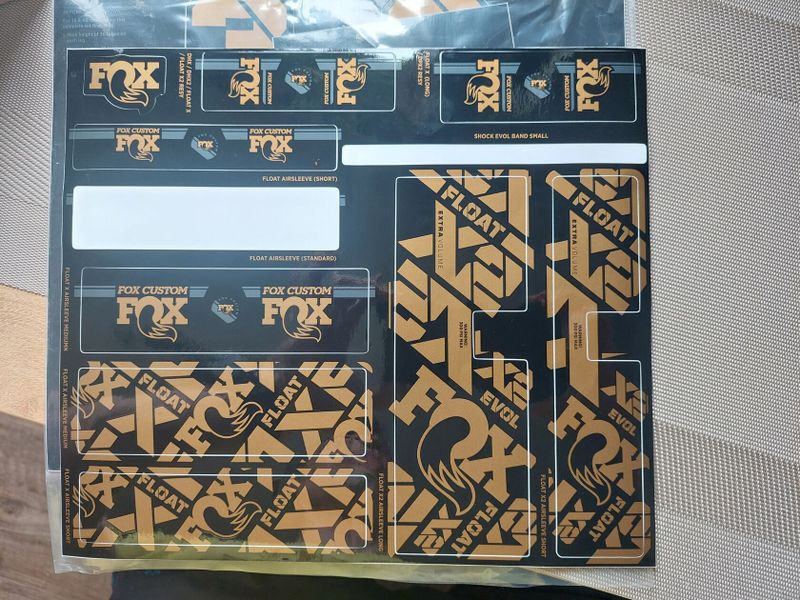 NÁLEPKY FOX CUSTOM NA VIDLICI A TLUMIČ (Decal kit Fox) kashima