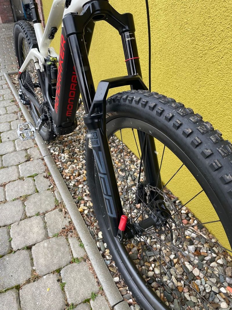 Prodám MONDRAKER CRAFTY CARBON R, CARBON/WHITE/RED 2021