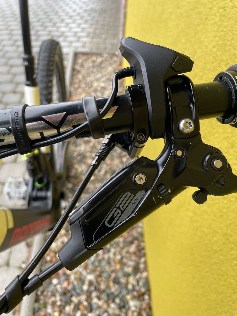 Prodám MONDRAKER CRAFTY CARBON R, CARBON/WHITE/RED 2021