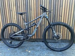 SPECIALIZED STATUS 2022 šedý, 3měsíce jetý, odpočet DPH