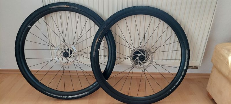 Gravel zapletená kola Giant 700 x 38, kazeta, obutí