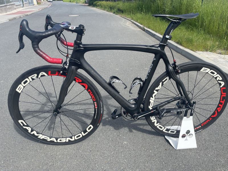 Pinarello Dogma, výbava Campagnolo Centaur, zapletená kola Campagnolo Bora, 