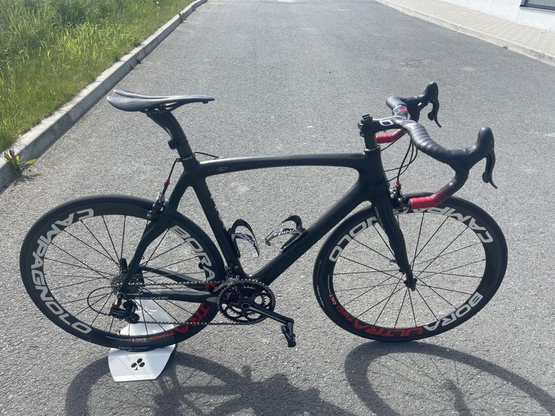 Pinarello Dogma, výbava Campagnolo Centaur, zapletená kola Campagnolo Bora, 