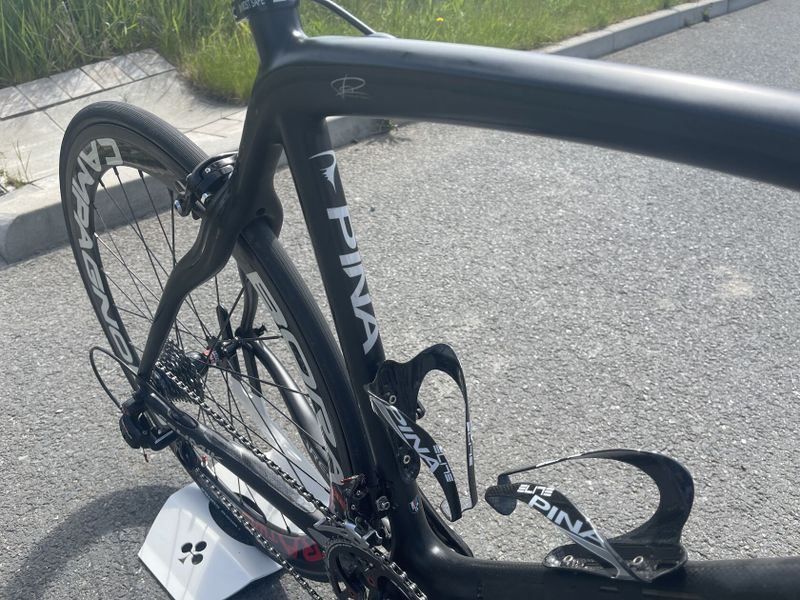 Pinarello Dogma, výbava Campagnolo Centaur, zapletená kola Campagnolo Bora, 
