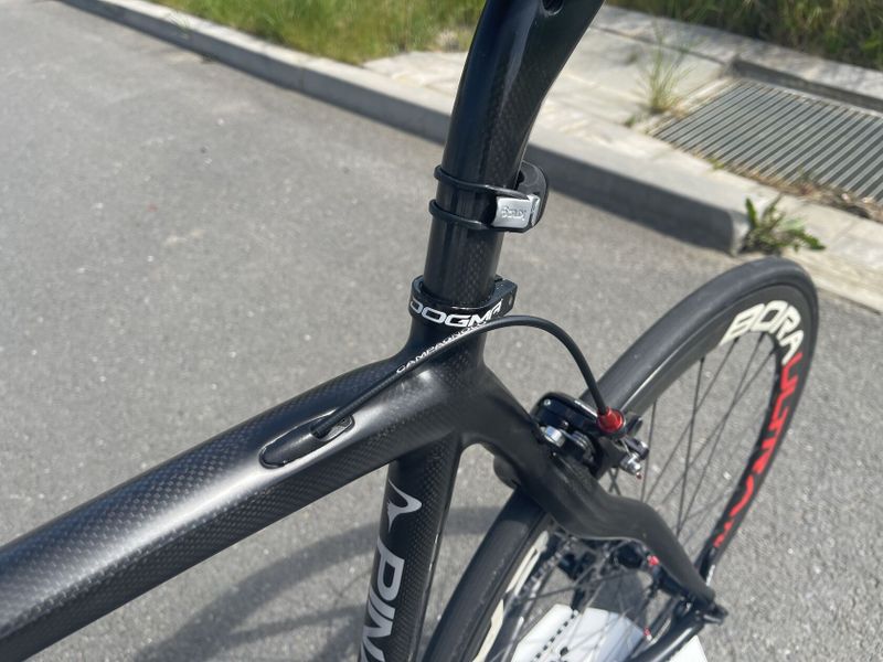 Pinarello Dogma, výbava Campagnolo Centaur, zapletená kola Campagnolo Bora, 