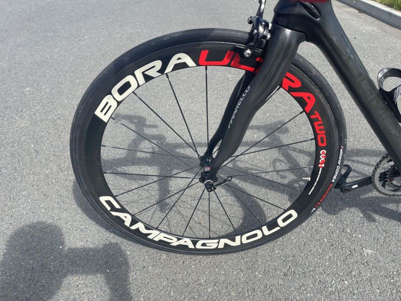 Pinarello Dogma, výbava Campagnolo Centaur, zapletená kola Campagnolo Bora, 