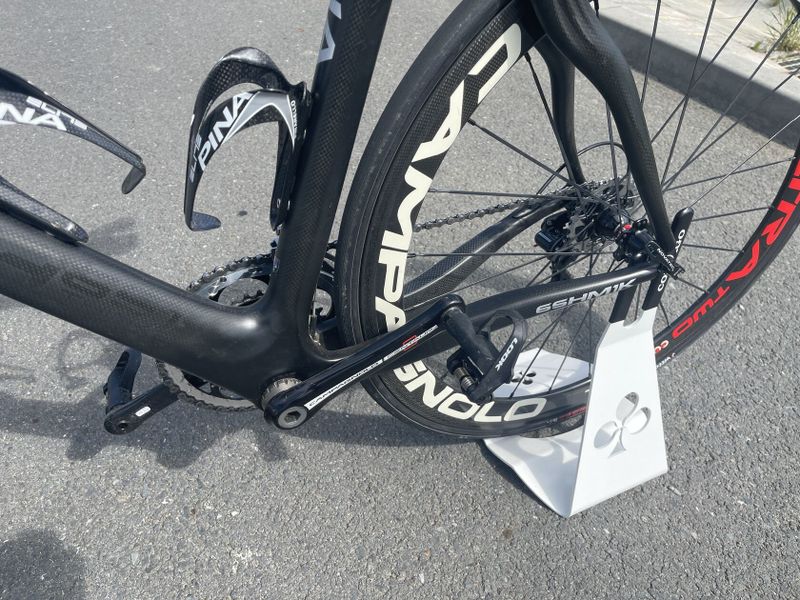 Pinarello Dogma, výbava Campagnolo Centaur, zapletená kola Campagnolo Bora, 