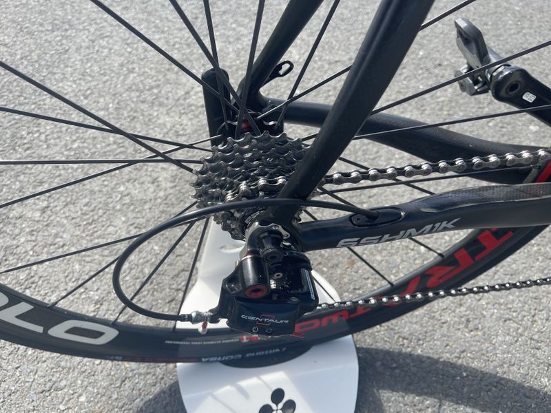 Pinarello Dogma, výbava Campagnolo Centaur, zapletená kola Campagnolo Bora, 
