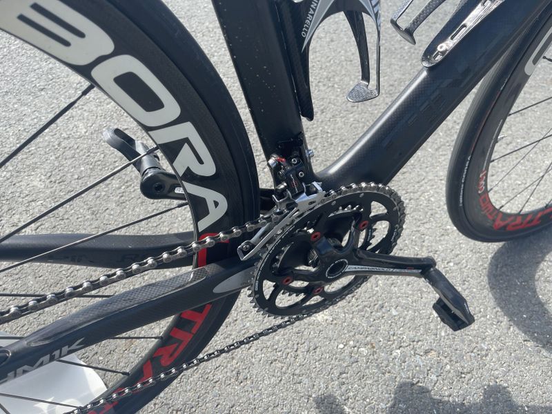 Pinarello Dogma, výbava Campagnolo Centaur, zapletená kola Campagnolo Bora, 