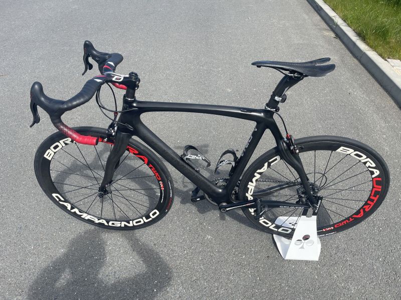 Pinarello Dogma, výbava Campagnolo Centaur, zapletená kola Campagnolo Bora, 