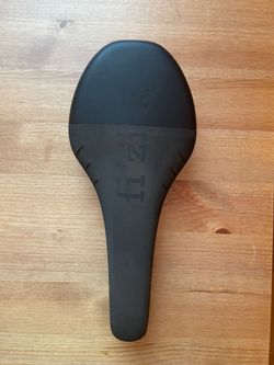 Fizik Tundra M1 Carbon sedlo black/black