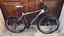 Prodáváme amerického drtiče terénu CANNONDALE Factory Racing Team