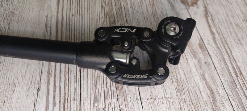 SR Suntour SP12/SP17-NCX odpružená sedlovka 350 mm černá
