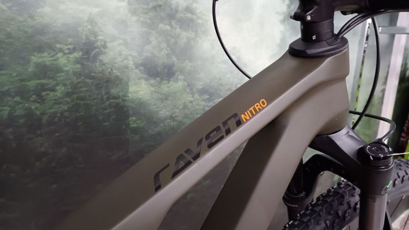 NOVÝ Karbon - Dema Raven Nitro army green vel. M AKCE - původní cena 72.000,-