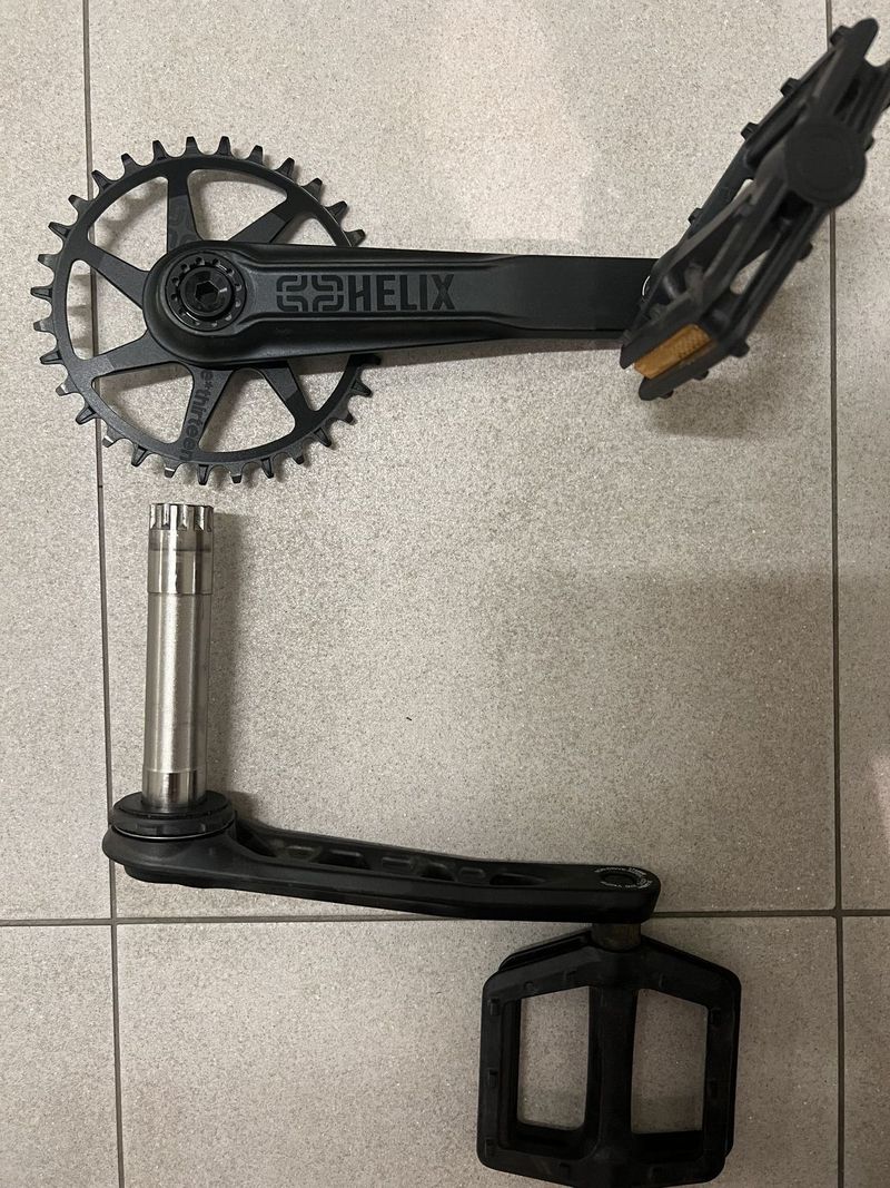 Kliky + převodník : E*thirteen Helix, slitinový převodník 32 zubů, řetězová linka 52 mm, délka 175 m