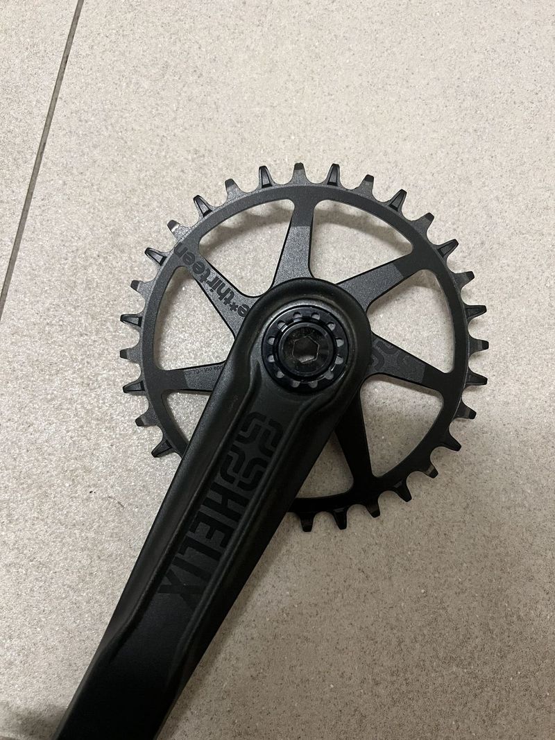Kliky + převodník : E*thirteen Helix, slitinový převodník 32 zubů, řetězová linka 52 mm, délka 175 m