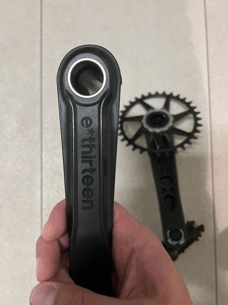 Kliky + převodník : E*thirteen Helix, slitinový převodník 32 zubů, řetězová linka 52 mm, délka 175 m