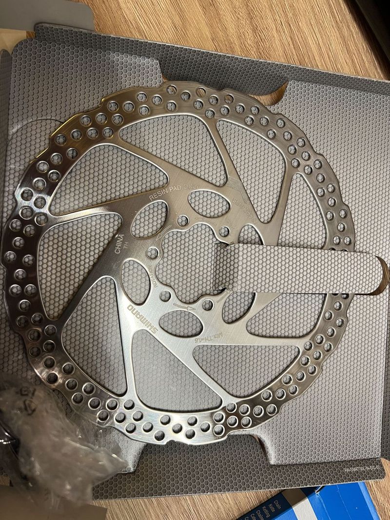 Brzdové páky Shimano BL-MT501, třmeny BR-MT500, včetně kotoučů