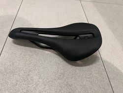 Sedlo Bontrager Verse Elite, austenitové ližiny, šířka 145 mm