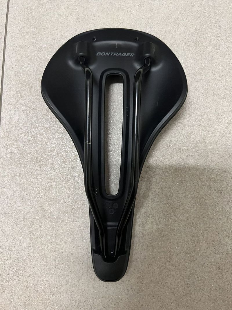 Sedlo Bontrager Verse Elite, austenitové ližiny, šířka 145 mm