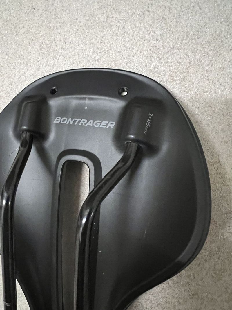 Sedlo Bontrager Verse Elite, austenitové ližiny, šířka 145 mm
