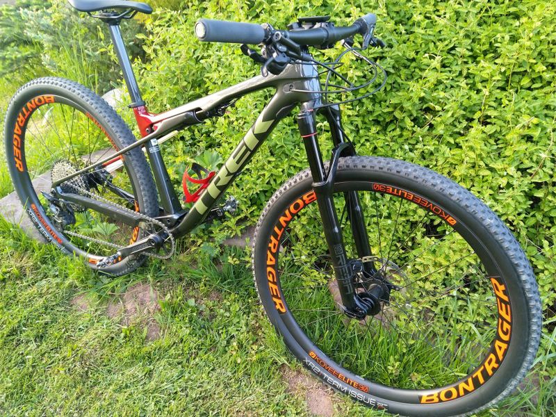 TREK SUPERCALIBER 9.7 Lithium Grey/Crimson