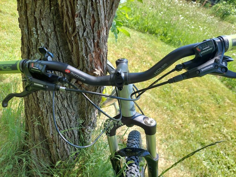 Vše kromě rámu, vzduch vidlice, sada Shimano Lx/XT, hydr.brzdy atd