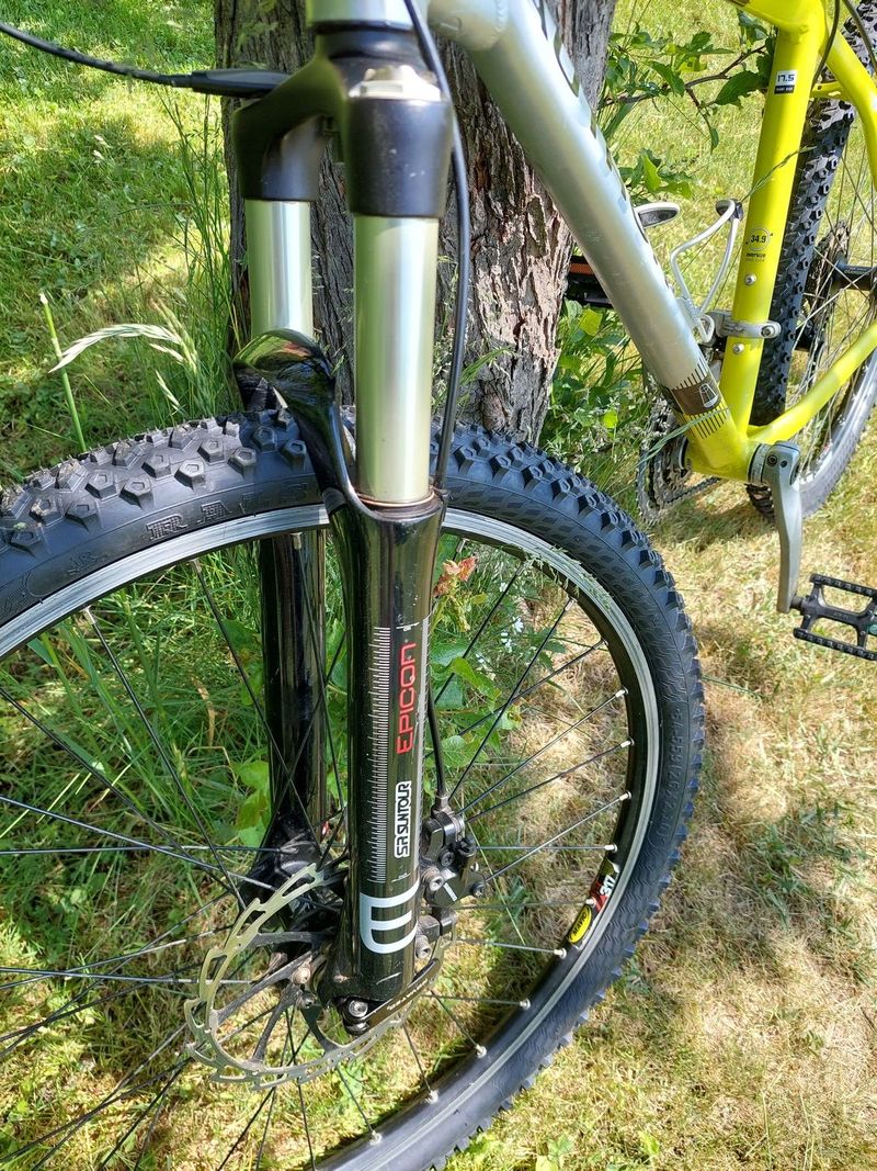 Vše kromě rámu, vzduch vidlice, sada Shimano Lx/XT, hydr.brzdy atd