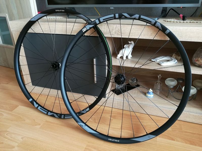 Nové Kolesá Newmen Evolution SL A.30 / DT Swiss 350 Straightpull Boost