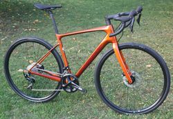 GIANT Defy Advanced 2022 - endurance silniční kolo s karbonovým rámem - NOVÉ