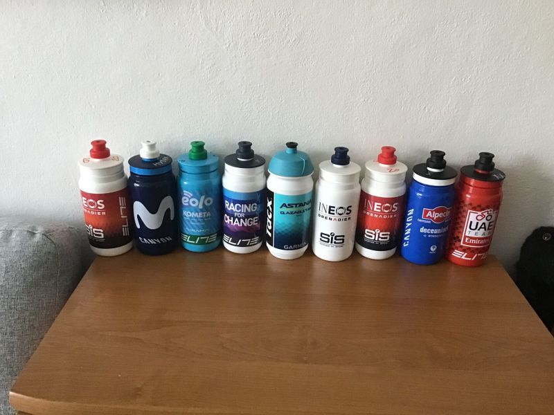 9 originálních láhví od cyklistických profi týmů přímo ze závodů. 