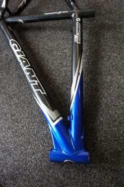 Giant na V brzdy