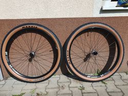 DT Swiss M1700 Sram XD + Maxxis Recon Race 2.35 bezduše