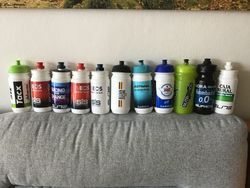 11 originálních láhví od cyklistických profi týmů přímo ze závodů. 