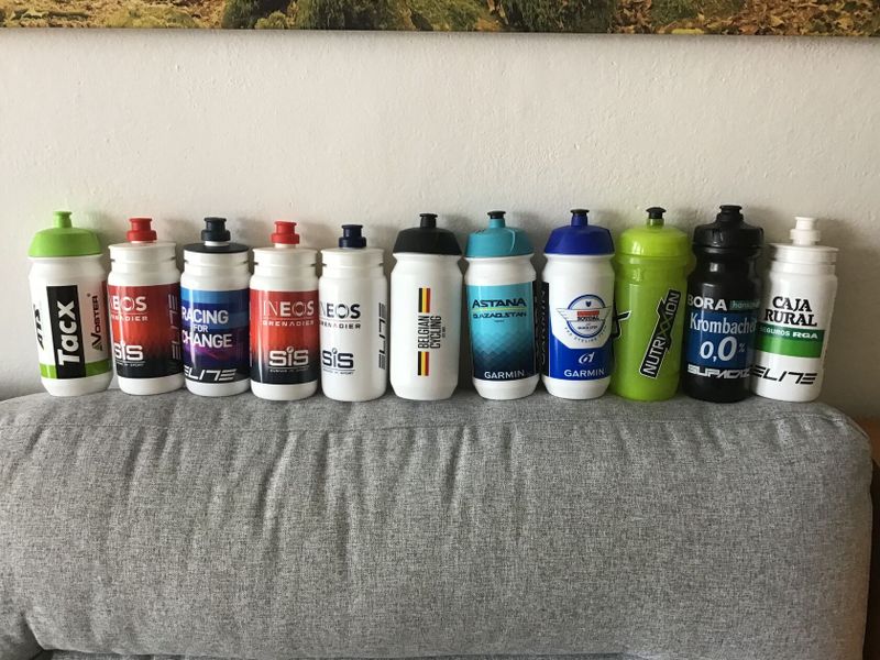 11 originálních láhví od cyklistických profi týmů přímo ze závodů. 