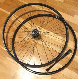 Kompletní zadní kolo a 1x ráfek Stans NoTubes Crest S1 sundané z Cannondale Scalpel 3